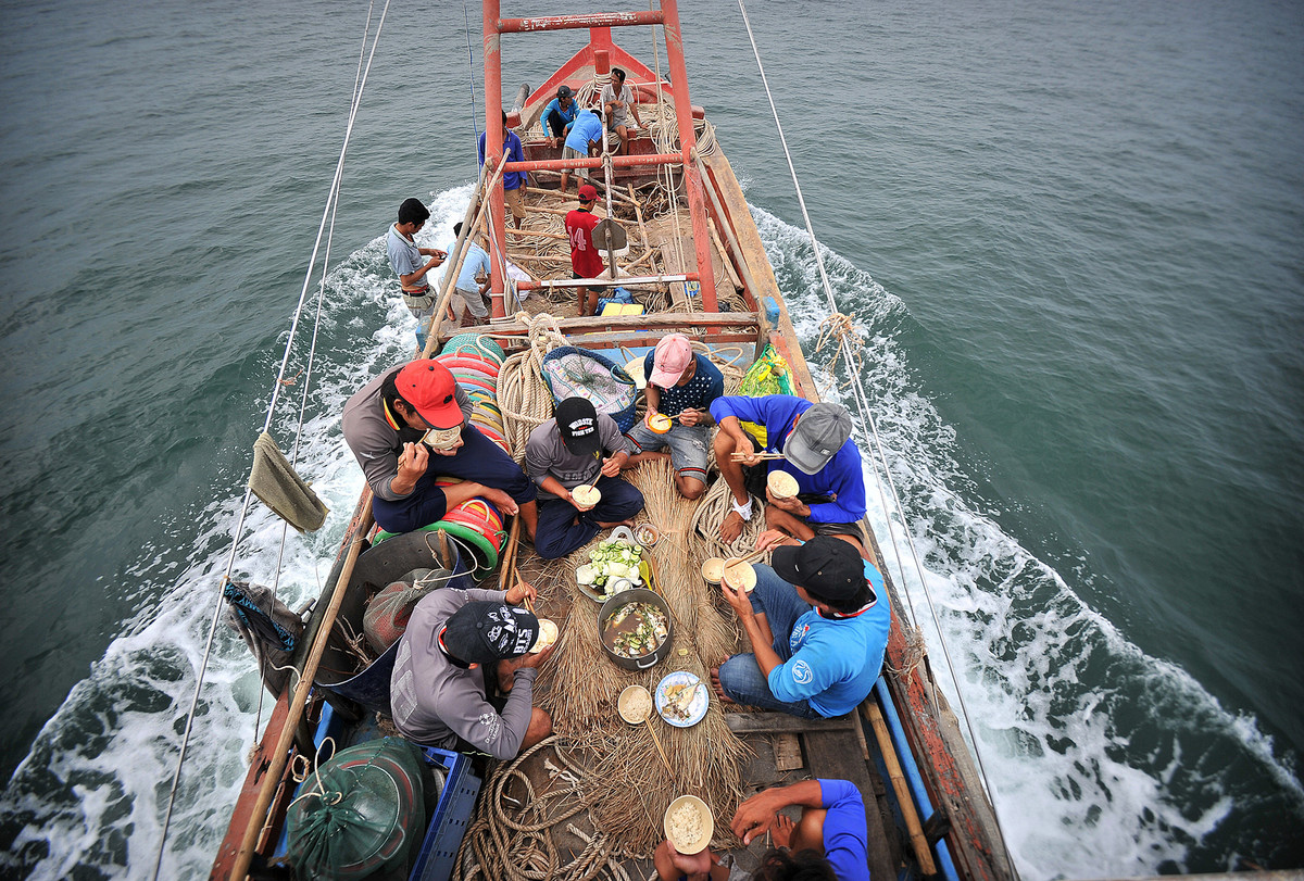 Những người bạn chòi như anh Vĩnh, anh Kiệt, anh Hùng (cùng ngụ thị trấn Cái Đôi Vàm) quá quen thuộc với cách di chuyển trên dây, từ cột đáy này sang cột đáy khác mà không chút e dè, dẫu bên dưới là biển, là sóng lớn. Ngẫu hứng, các anh còn trổ tài xoay người, đảo người trên dây thừng một cách điêu luyện.
