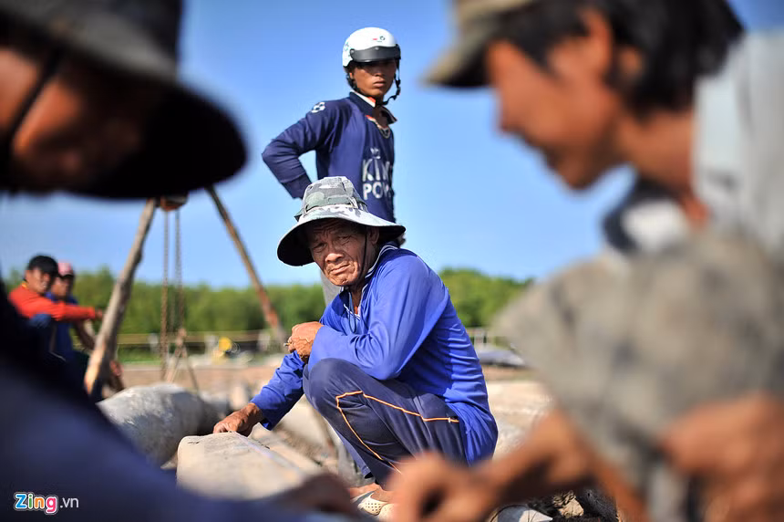 "Chúng tôi phải nhờ đến mấy mươi lượt người cùng làm mới nối xong mớ cột đáy này. Đừng tưởng đây là công việc đơn giản. Đã có không ít trường hợp cột đáy to tướng nghiêng ngã, đè ngư dân gây thương tích nặng", anh Thanh chia sẻ.