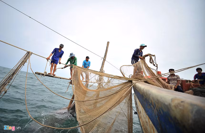 Anh Trần Văn Nhận, ngụ khóm 4, thị trấn Cái Đôi Vàm, là người chuyên lái tàu phục vụ nghề đáy hàng khơi. Hơn 15 năm gắn bó với những chuyến đi biển, anh hiểu và chia sẻ tường tận những sự cơ cực, nguy hiểm của nghề. Theo anh, họ rất siêng năng, luôn phải “bán mặt cho biển, bán lưng cho trời”.