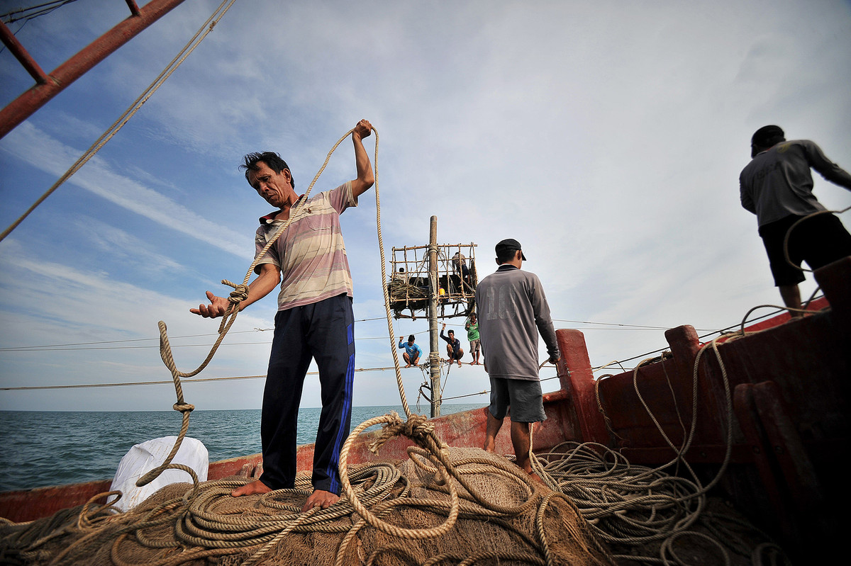 Mấy ngày trên biển khơi, anh Vĩnh và những người bạn chòi làm việc cả ngày lẫn đêm. Tùy vào con nước, và thông thường nhất vào khoảng 5-6h chiều anh thả đáy, đến khoảng 2-3h sáng hôm sau là thời điểm kéo đáy. Vào lúc mặt trời mọc anh Vĩnh thả đáy, rồi kéo đáy vào lúc 2-3h chiều.