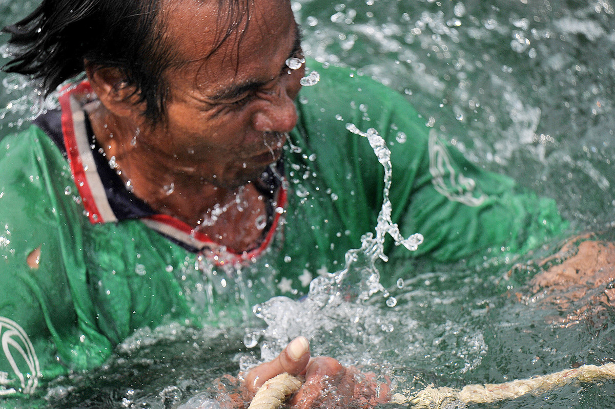 Công việc rất nặng nhọc, các anh đều phải gập người lên sườn dây thừng, dùng sức của đôi tay, đôi chân để kéo những miệng đáy, có khi khối lượng lên đến hàng trăm kg.