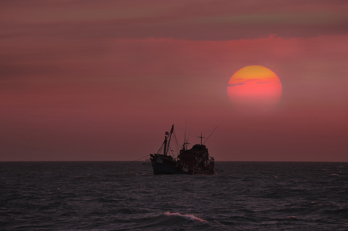 Không gian chòi chật hẹp thế này, các anh muốn riêng tư cũng không thể được. Việc gì một người biết là hai người còn lại sẽ biết. Ấy vậy mà hơn 10 năm nay, họ đã gắng bó cùng nhau trên chòi và trở thành những người tri kỷ từ lúc nào không hay. Tranh thủ khoảng 30 phút nữa là đến giờ kéo đáy buổi trưa, 3 anh chơi đánh bài ăn quỳ trong căn chòi của mình. Những câu nói “sát phạt” nhau, những tiếng cười cứ vang vang và dĩ nhiên, tất cả đều rất thoải mái.