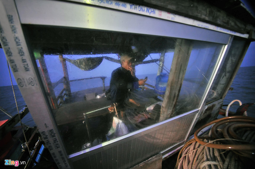 Khi đổ xong hết đáy, ghe được điều khiển trở lại đất liền và bán hải sản cho thương lái.