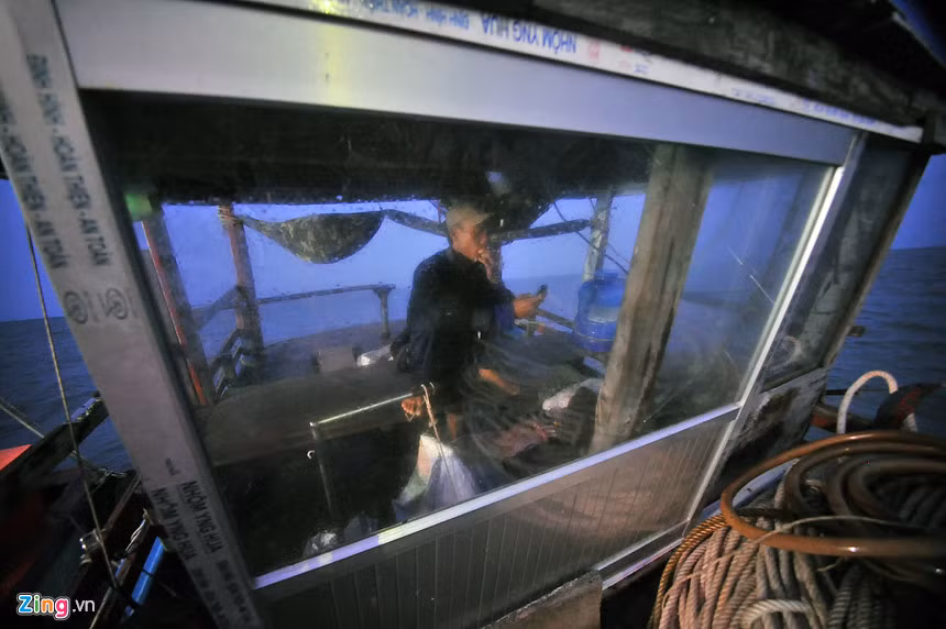 Khi đổ xong hết đáy, ghe được điều khiển trở lại đất liền và bán hải sản cho thương lái.