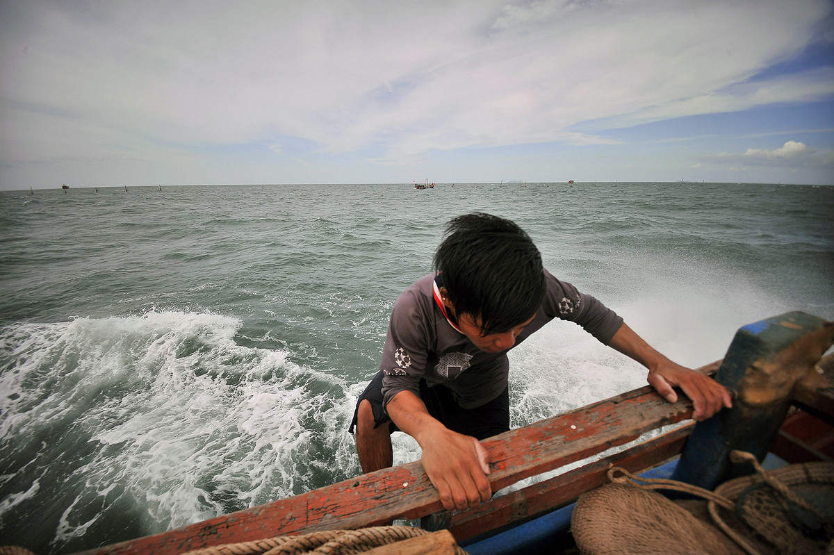 Anh Đoàn Hữu Vĩnh (khóm 5, thị trấn Cái Đôi Vàm) đã có hơn 15 năm làm bạn chòi đáy hàng khơi cho rằng dù là bạn chòi hay bạn ghe, người làm nghề đều phải cật lực lao động, công việc thường nặng nhọc. Các hoạt động diễn ra chủ yếu ngoài biển khơi với sóng to, gió lớn, làm việc cả ngày lẫn đêm.
