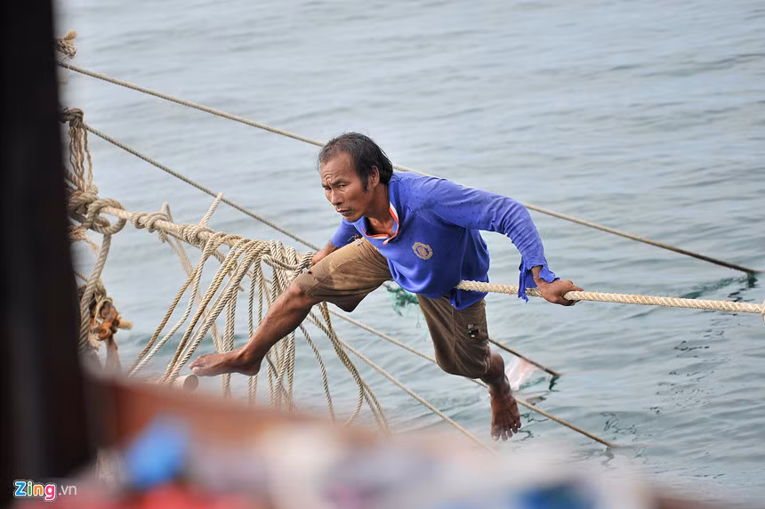 Cũng theo anh Hùng, để di chuyển được trên dây thừng thành thạo, vấn đề cần nhất là người đó phải vững tâm lý, có thời gian luyện tập di chuyển, có sức khỏe.