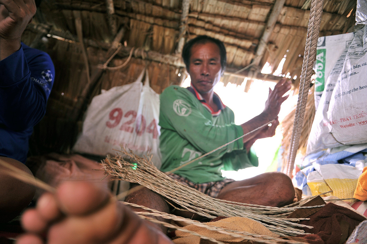 “Nhưng giờ thì mọi thứ đã rất dễ dàng, chân tay cứ gác, cứ đụng, vì không thể khác hơn được”, anh cười nói.