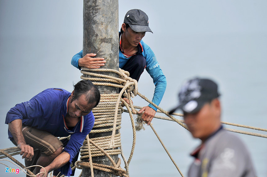 Đã nhiều ngày nay, anh Bảy Thanh (ngụ thị trấn Cái Đôi Vàm) vật lộn với công việc, chuẩn bị thay thế một số cột đáy vừa bị hư hỏng nặng do ảnh hưởng của đợt áp thấp nhiệt đới gần một tháng trước đó trên vùng biển Cà Mau.