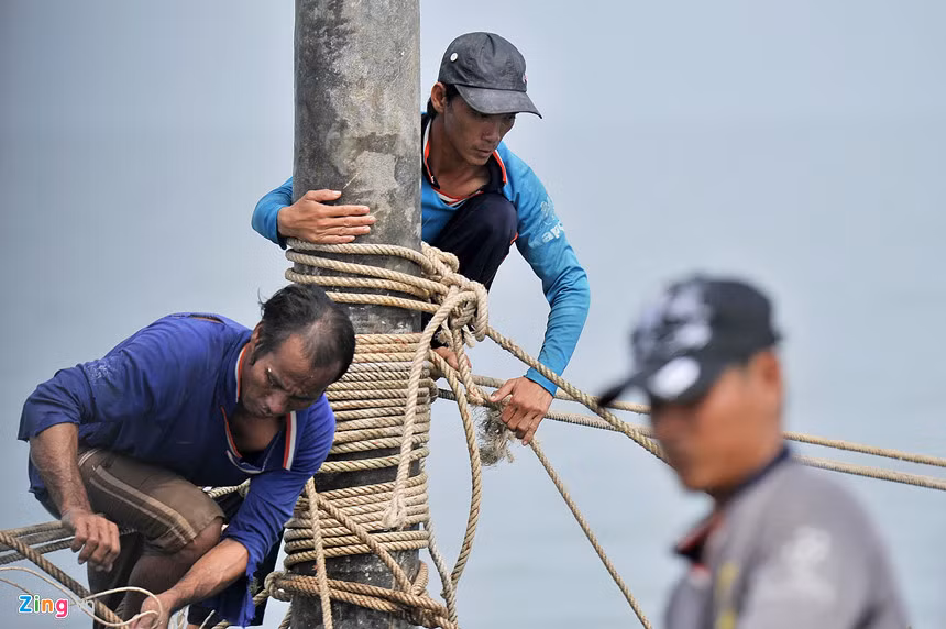 Đã nhiều ngày nay, anh Bảy Thanh (ngụ thị trấn Cái Đôi Vàm) vật lộn với công việc, chuẩn bị thay thế một số cột đáy vừa bị hư hỏng nặng do ảnh hưởng của đợt áp thấp nhiệt đới gần một tháng trước đó trên vùng biển Cà Mau.