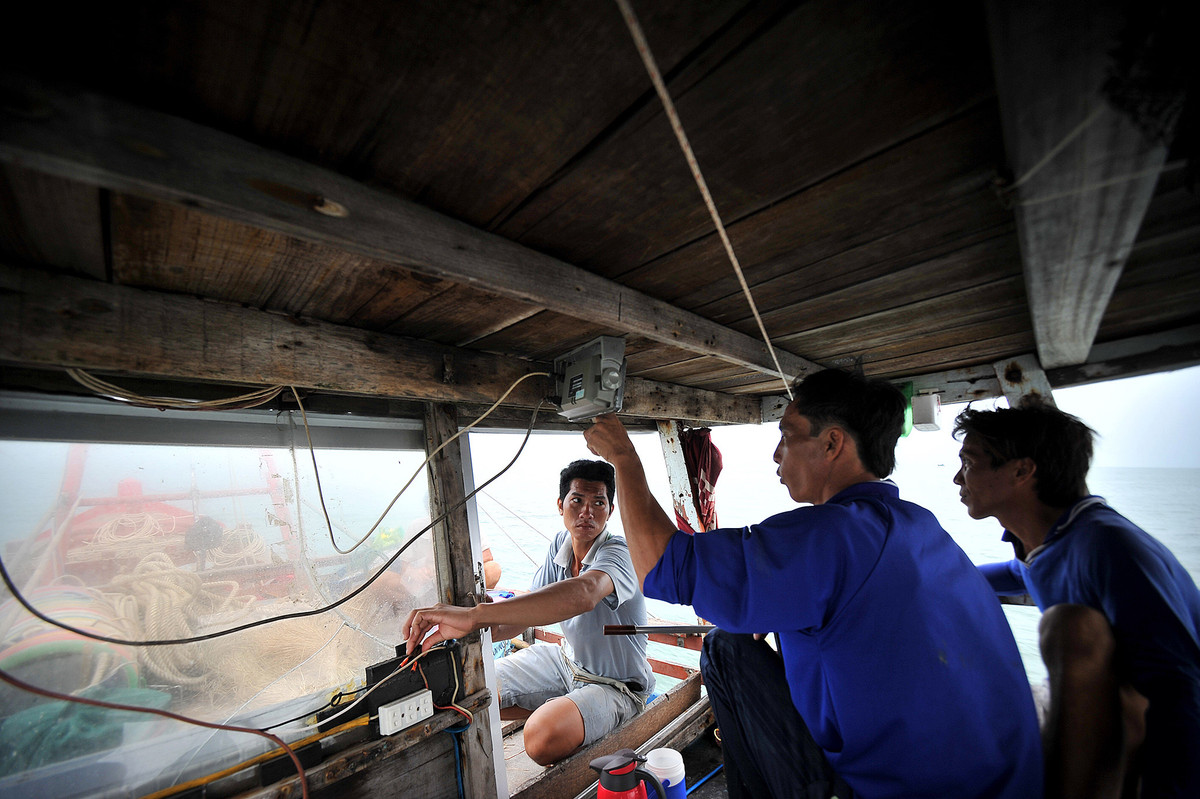 “Chỉ những người có sức khỏe, gan dạ, không bị say sóng biển thì mới làm được nghề”, anh Vĩnh khẳng định. Thông thường, từ tháng 9 năm này đến tháng 6 năm sau là thời điểm nghề đáy hàng khơi hoạt động nhộn nhịp và hiệu quả. Những tháng khác họ hầu như nghỉ.