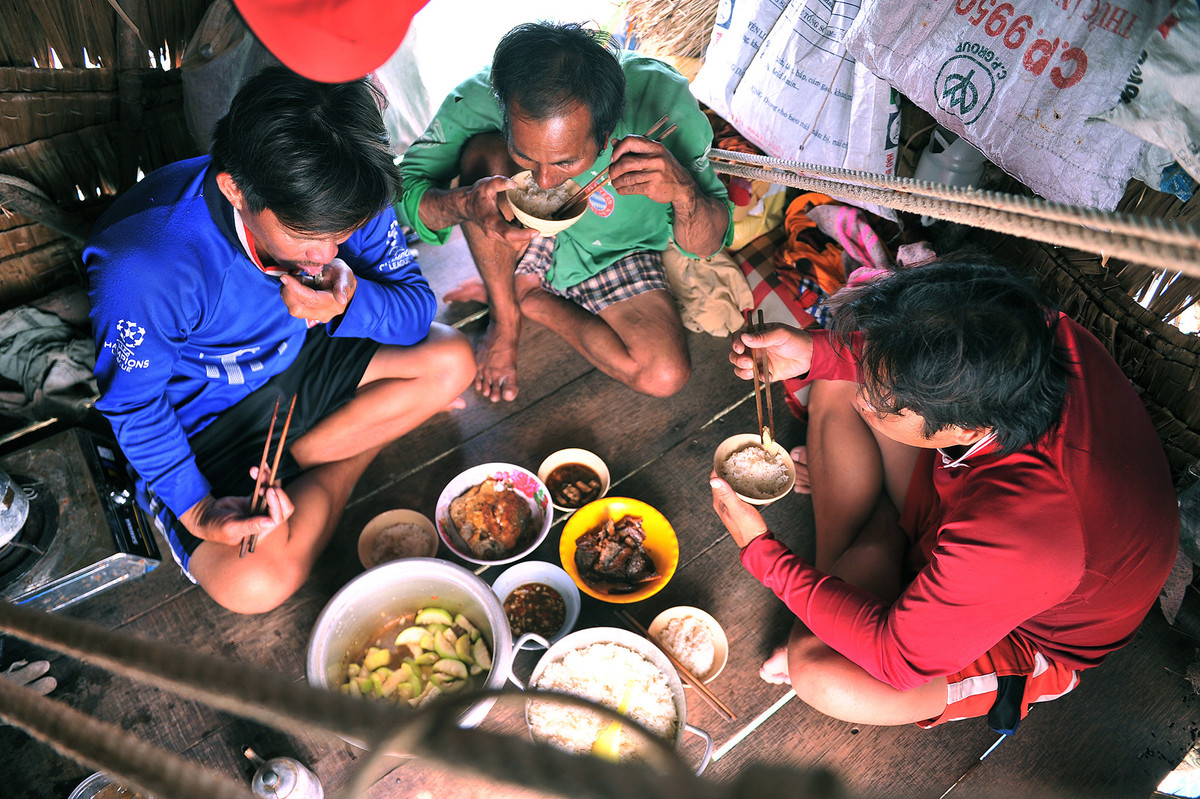 Nó bé nhỏ, chỉ đủ chỗ cho 3 người ngồi ăn cơm. Khi nằm nghỉ, một vài người trong số mấy anh em bạn chòi phải gập người, gập chân vì không gian chật chội.