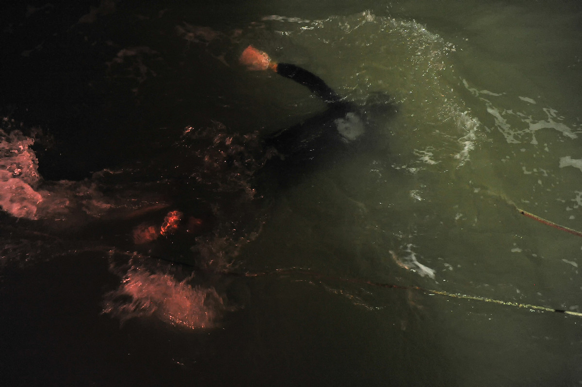 Còn đối với việc thả đáy, đây là công việc nhẹ nhàng hơn nhưng vẫn không đơn giản. Công việc này cần được thực hiện đúng thời điểm, đúng kỹ thuật mới có thể giăng bắt được nhiều hải sản.