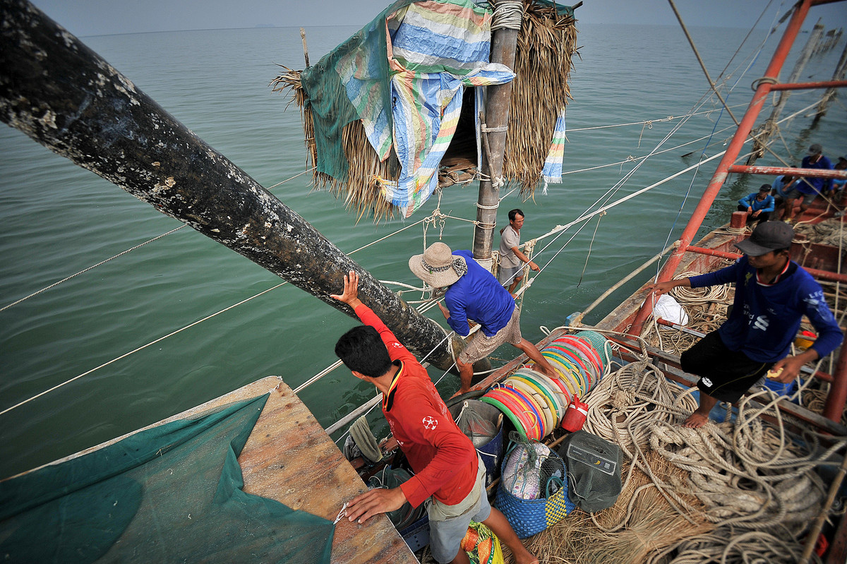 Công việc này dù không nặng nhọc như cắm cột đáy nhưng mất nhiều thời gian, đồng thời đòi hỏi phải có kinh nghiệm mới làm được một chòi đảm bảo chắc chắn. Đây cũng là nơi “che mưa che nắng” của anh và 2 bạn chòi khác trong những ngày lênh đênh trên biển.