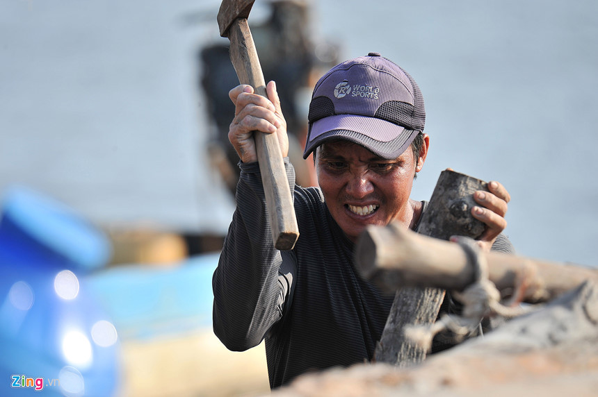 Đây là khu vực biển cạn, có khá nhiều loại hải sản để đánh bắt, nhất là ruốc, tôm, cá. Vào những ngày cuối cùng của năm 2018, tôi có dịp đồng hành cùng những người làm đáy hàng khơi ở thị trấn Cái Đôi Vàm, huyện Phú Tân, tỉnh Cà Mau ra khơi. Những công việc như cắm cột, dựng chòi làm đáy hàng khơi, của họ cho thấy khá nặng nhọc và không dễ dàng thực hiện.