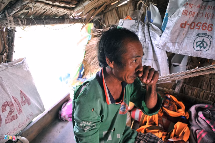 Trong căn nhà nhỏ này, có bếp gas nấu ăn, chăn mền, vài ba túi đồ nhỏ được buộc dây và treo vào những góc cao trên mái chòi để tiết kiệm diện tích.