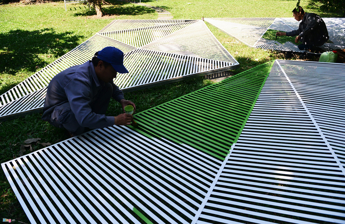 Hai đơn vị phụ trách thi công hiện đã hoàn thành 70%. Đến ngày 18/1 sẽ hoàn thành 80% và có 2 tuần thi công trên đường hoa để đảm bảo đúng ngày mở cửa. Đường hoa Nguyễn Huệ năm nay sẽ có nhiều nét mới với nhiều hình ảnh, chất liệu mới, nhiều ánh sáng huyền ảo... mang hình dáng của một thành phố thông minh, hiện đại.