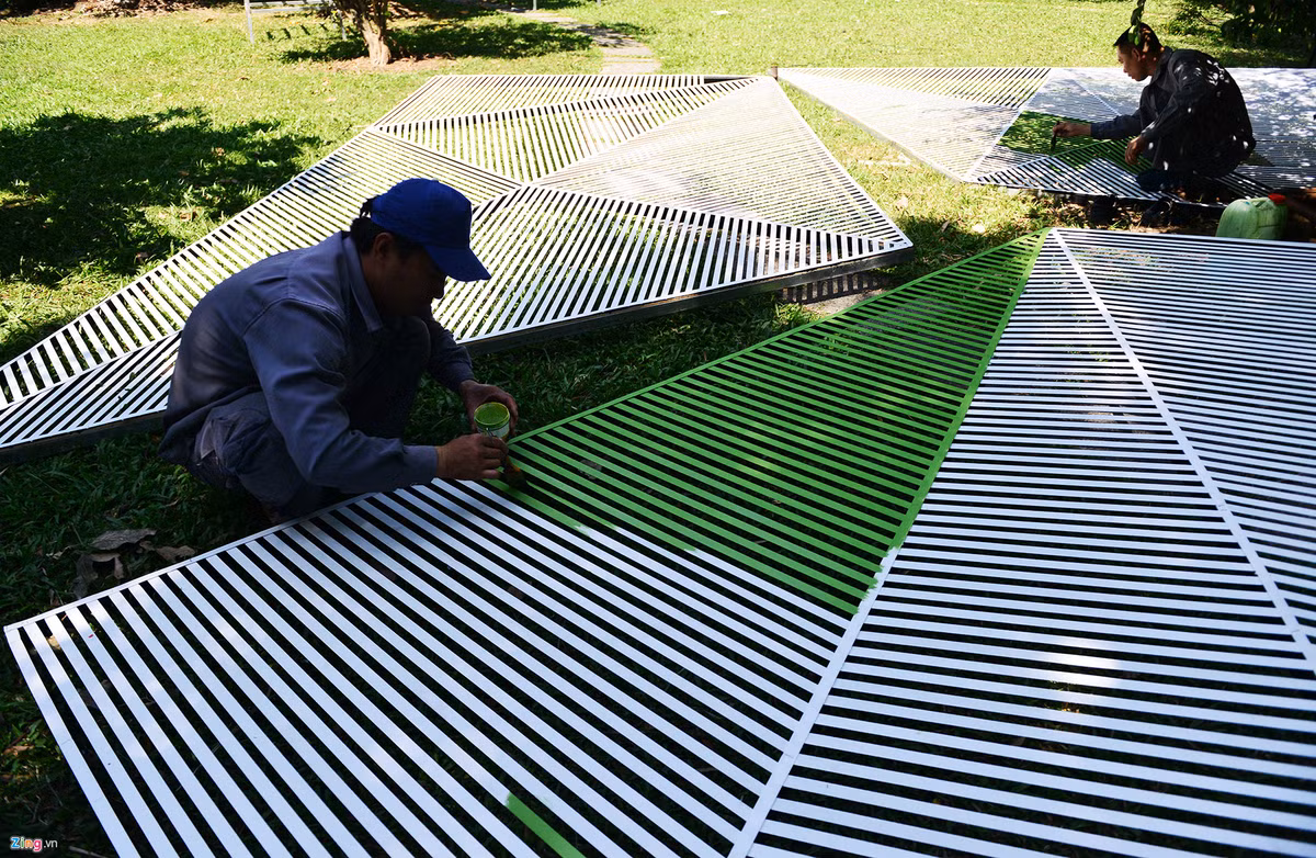 Hai đơn vị phụ trách thi công hiện đã hoàn thành 70%. Đến ngày 18/1 sẽ hoàn thành 80% và có 2 tuần thi công trên đường hoa để đảm bảo đúng ngày mở cửa. Đường hoa Nguyễn Huệ năm nay sẽ có nhiều nét mới với nhiều hình ảnh, chất liệu mới, nhiều ánh sáng huyền ảo... mang hình dáng của một thành phố thông minh, hiện đại.