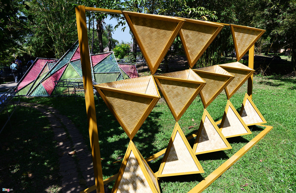 Có 7 bộ kệ hoa cùng hàng chục tấm các khối hình của những phân đoạn mang tính hiện đại, công nghệ 4.0 được đưa vào đường hoa năm nay đã được hoàn thành tại điểm thi công này.