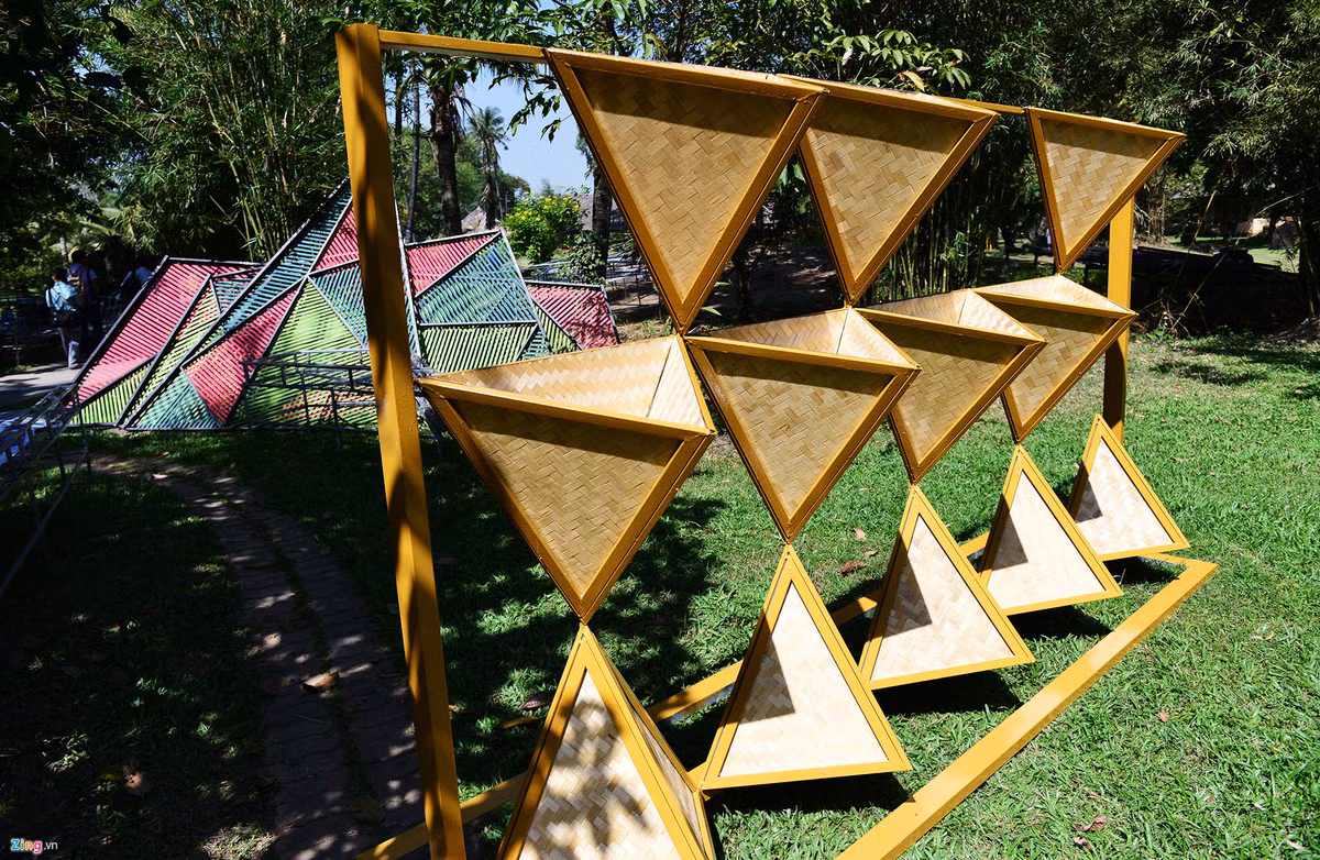 Có 7 bộ kệ hoa cùng hàng chục tấm các khối hình của những phân đoạn mang tính hiện đại, công nghệ 4.0 được đưa vào đường hoa năm nay đã được hoàn thành tại điểm thi công này.