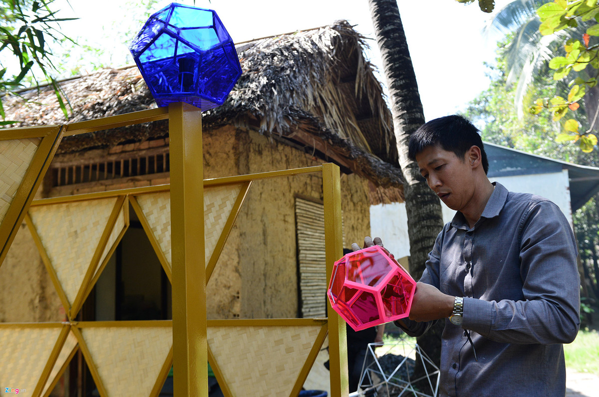 Phân đoạn đường hoa với tên gọi “Thành phố thông minh” cũng đang được thực hiện nhiều họa tiết đại cảnh “Internet vạn vật” với những quả cầu, hình khối đa giác gắn kết với nhau. Bên cạnh đó, các đại tiểu cảnh “Không gian ba chiều”, “Vườn kết nối”, “Robot thân thiện”, “Cây thông minh” đều cho thấy sự hiện diện của công nghệ trong đời sống hiện nay.