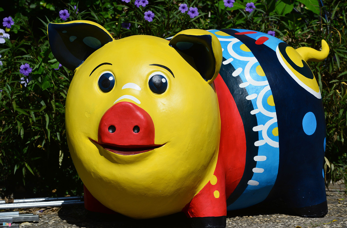 Bên cạnh những chú heo linh vật tạo không khí Tết đã hoàn thành, các nghệ nhân sẽ thực hiện 6 chú heo đất nghĩa tình tại 6 vị trí đặc biệt dọc đường hoa. Những chú heo đỏ trên lưng mang họa tiết mai vàng và biểu tượng đồng tiền với tên gọi thân thương - Nuôi heo đất “Tết làm điều hay, chung tay đóng góp cho học sinh nghèo TP.HCM”.