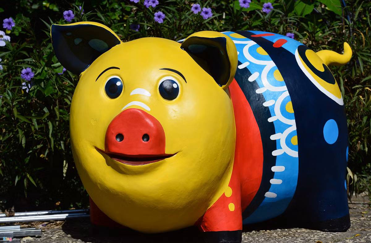 Bên cạnh những chú heo linh vật tạo không khí Tết đã hoàn thành, các nghệ nhân sẽ thực hiện 6 chú heo đất nghĩa tình tại 6 vị trí đặc biệt dọc đường hoa. Những chú heo đỏ trên lưng mang họa tiết mai vàng và biểu tượng đồng tiền với tên gọi thân thương - Nuôi heo đất “Tết làm điều hay, chung tay đóng góp cho học sinh nghèo TP.HCM”.