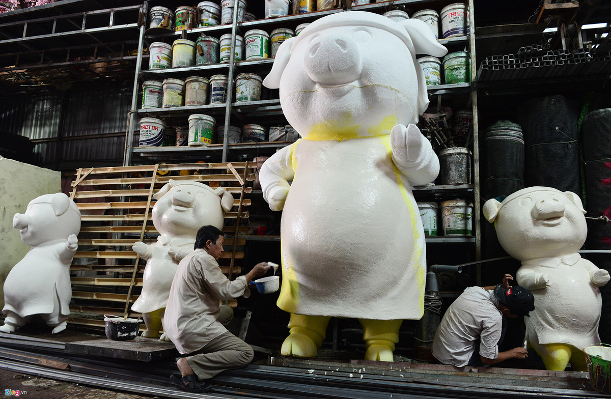 Do là năm Kỷ Hợi nên chủ đạo của đường hoa năm nay là những chú heo. Xưởng Văn Tòng (phường Thạnh Lộc, quận 12), phụ trách thực hiện hơn 20 mô hình. Trong đó, gia đình Hợi với 9 thành viên (heo cha cao 2,9 m và heo mẹ cao 2,6 m) cùng nhau đi chơi, sắm Tết ở chợ Bến Thành tạo thành cổng đường hoa ở vị trí trung tâm.