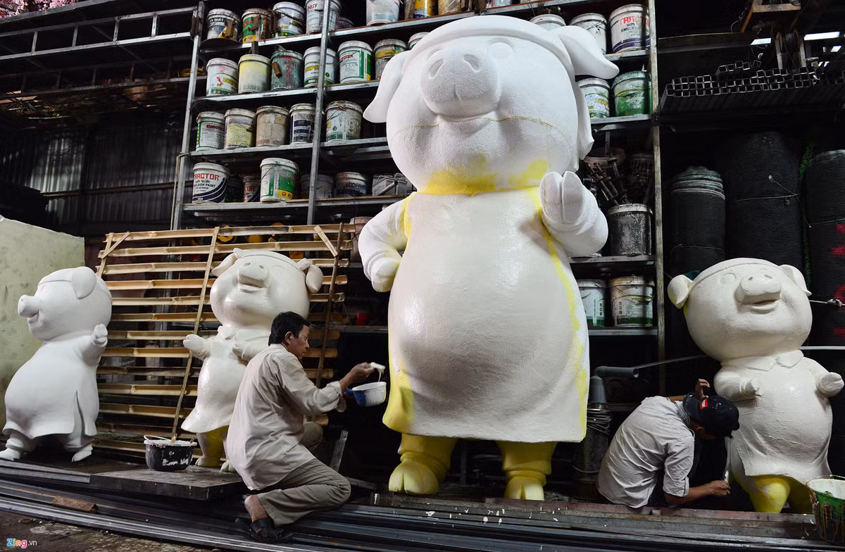 Do là năm Kỷ Hợi nên chủ đạo của đường hoa năm nay là những chú heo. Xưởng Văn Tòng (phường Thạnh Lộc, quận 12), phụ trách thực hiện hơn 20 mô hình. Trong đó, gia đình Hợi với 9 thành viên (heo cha cao 2,9 m và heo mẹ cao 2,6 m) cùng nhau đi chơi, sắm Tết ở chợ Bến Thành tạo thành cổng đường hoa ở vị trí trung tâm.