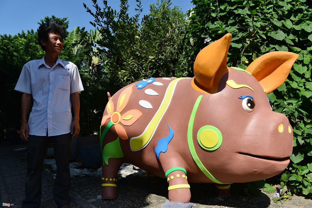 Một chú heo có kích thước khá lớn, màu sắc vui tươi đã được hoàn thành các công đoạn. Phân đoạn “Thành phố nghĩa tình giàu bản sắc” của đường hoa năm nay thể hiện cổng chào đường hoa thành ba cụm riêng biệt với tổng cộng 15 linh vật đủ sắc thái, cảm xúc thể hiện sự đủ đầy, phồn vinh, vui vẻ, yêu đời và hóm hỉnh.