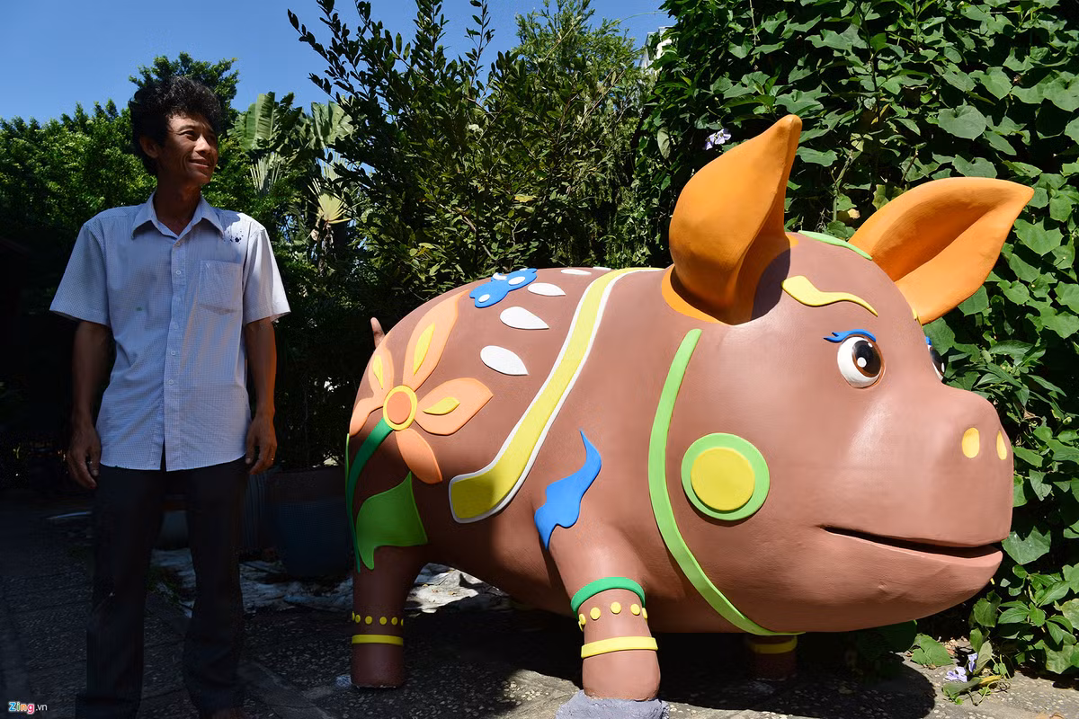 Một chú heo có kích thước khá lớn, màu sắc vui tươi đã được hoàn thành các công đoạn. Phân đoạn “Thành phố nghĩa tình giàu bản sắc” của đường hoa năm nay thể hiện cổng chào đường hoa thành ba cụm riêng biệt với tổng cộng 15 linh vật đủ sắc thái, cảm xúc thể hiện sự đủ đầy, phồn vinh, vui vẻ, yêu đời và hóm hỉnh.