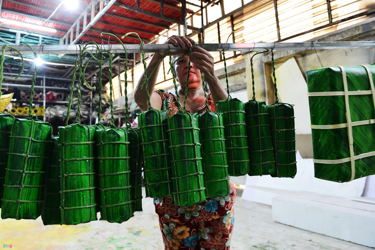 Bên cạnh những chú heo, xưởng chế tác này cũng đã thực hiện nhiều họa tiết trang trí mang không khí Tết phục vụ đường hoa.