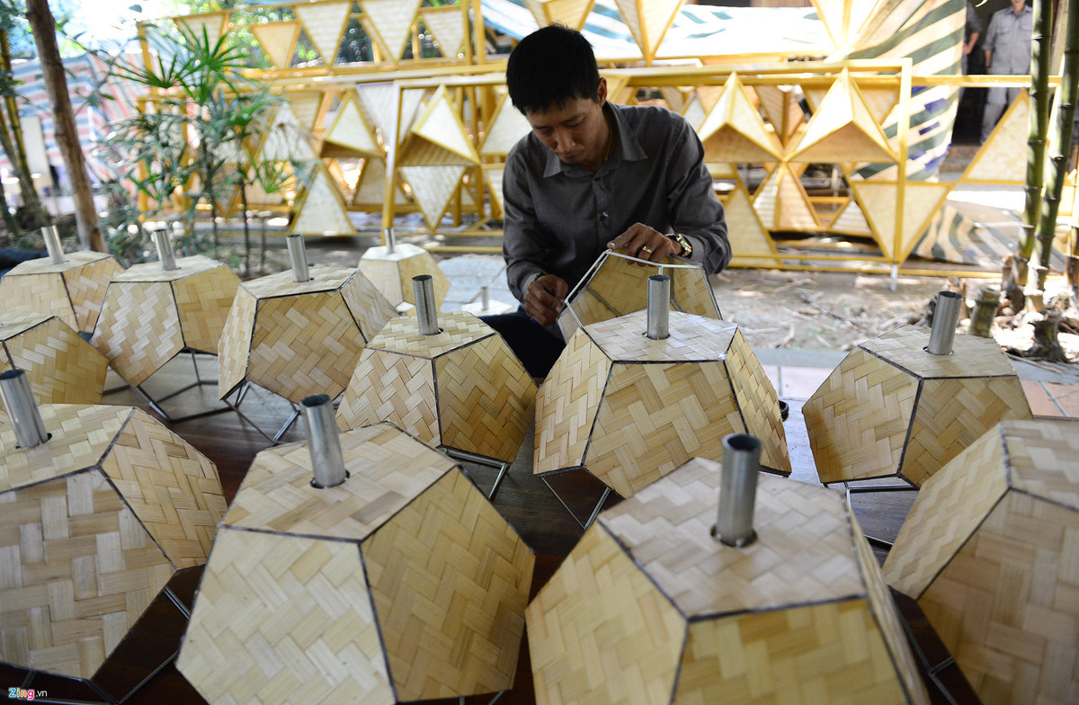 Tại Khu du lịch Bình Quới 1 (quận Bình Thạnh), các công nhân, nghệ nhân cũng đang thi công nhiều hoa tiết đèn chiếu sáng, dàn giỏ hoa bằng tre, nứa, khung sắt.