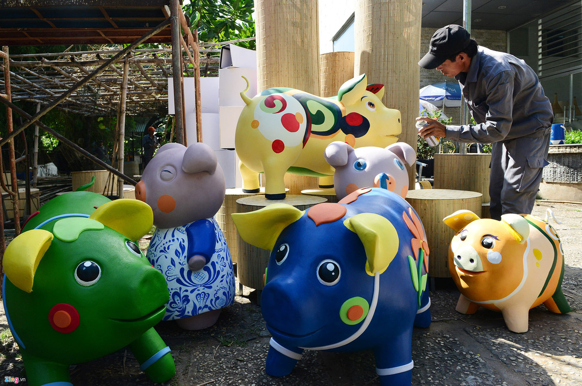 Tại Khu du lịch Văn Thánh (quận Bình Thạnh), hàng chục công nhân, họa sĩ tất bật thi công nhiều hạng mục của đường hoa, trong đó hàng chục chú heo màu sắc sặc sỡ, phúng phính đã được hoàn thành những công đoạn cuối cùng.