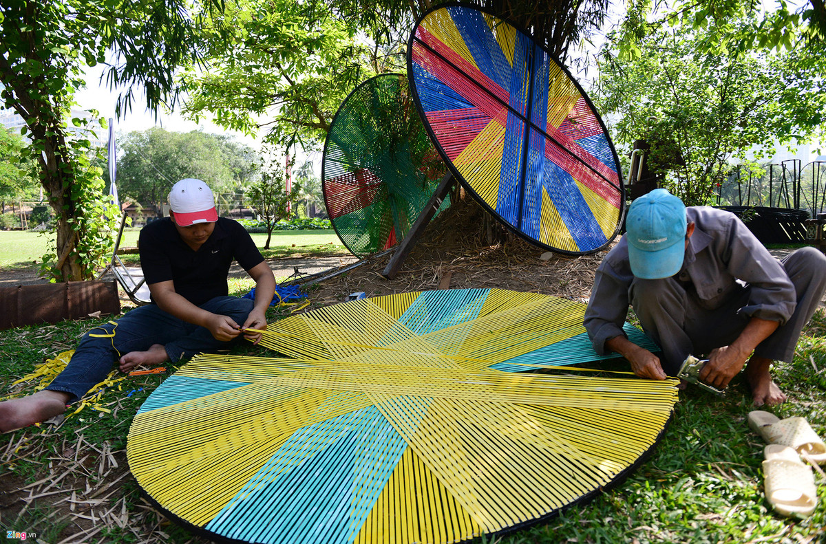 Những hoa tiết trang trí cho phân đoạn “Giai điệu mùa xuân” của thế giới của hoa, cây lá cao và tre đan xen cũng đã được các công nhân hoàn thiện từng bộ phận.