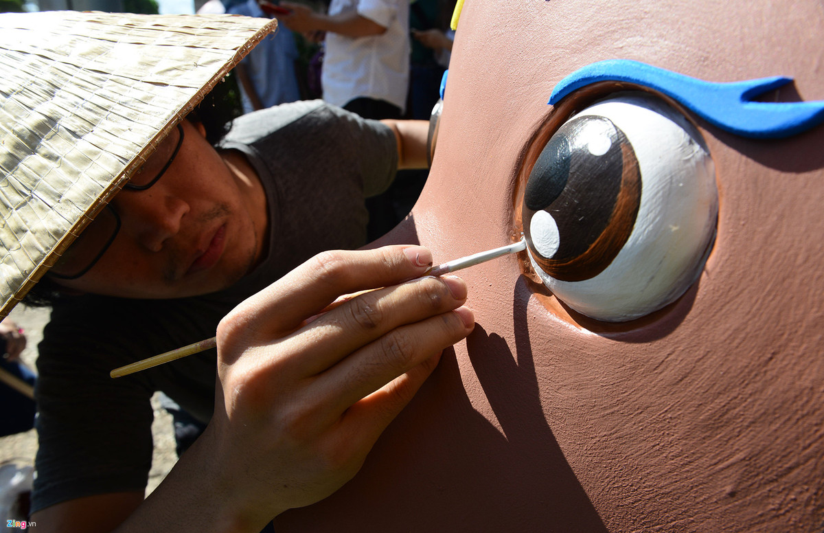 Hoạ sĩ Trần Viết Hiệp, ĐH Mỹ thuật TP.HCM nói: "Để làm một chú heo có đường nét, đầu tiên linh vật được tạo hình từ khối xốp, sau đó sẽ được quét bột thạch cao và chà bóng. Tiếp đó các công nhân quét sơn trắng, họa sĩ pha màu trang trí và cuối cùng sơn bóng cho sắc nét. Công đoạn vẽ hình khá đơn giản nhưng phải tạo được đường nét, biểu cảm khác nhau của từng chú heo".