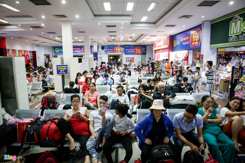 Ga Sài Gòn đã trở nên đông nghịt vì hành khách chờ đợi tàu. Ngành đường sắt đã huy động tối đa lực lượng, phương tiện khẩn trương sửa chữa để khắc phục sự cố. Dự kiến, rạng sáng mai, các chuyến tàu sẽ hoạt động trở lại bình thường.