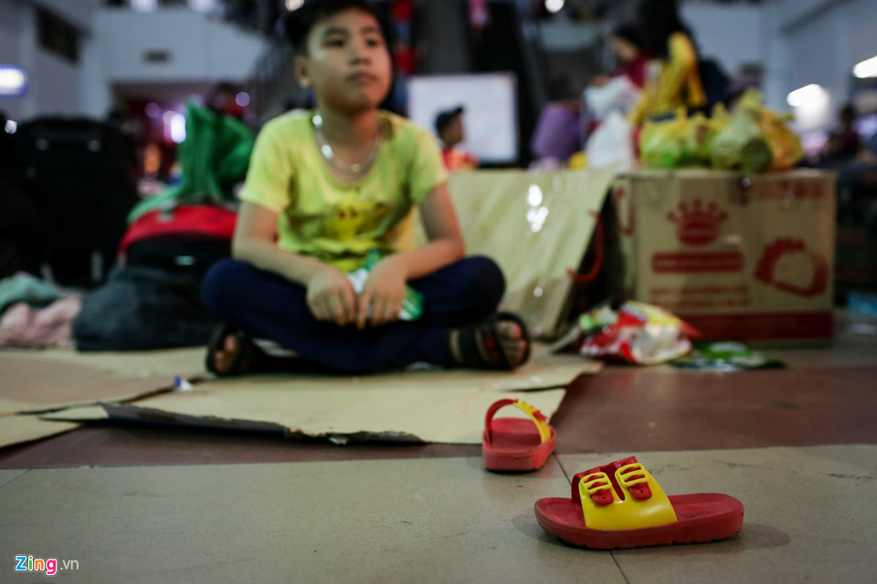 Nhiều người chọn phương án mua chiếu để nằm nghỉ với giá 30.000/chiếc, trong khi một số người khác lại chọn cách xé những thùng carton để có chỗ ngồi.