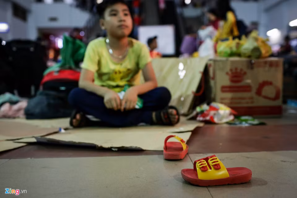 Nhiều người chọn phương án mua chiếu để nằm nghỉ với giá 30.000/chiếc, trong khi một số người khác lại chọn cách xé những thùng carton để có chỗ ngồi.