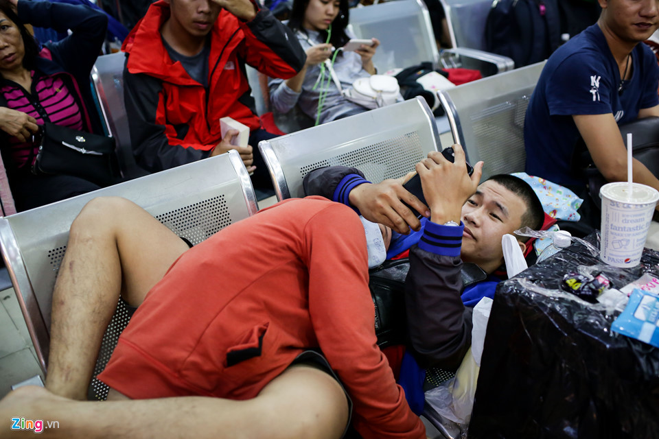 Tại khu vực ghế chờ trong sảnh, tình hình cũng không khá khẩm hơn khi hành khách mệt mỏi nằm ngủ ngay trên ghế. Một số hành khách kiến nghị ga Sài Gòn nên cấp thức ăn, nước uống trong thời gian chờ đợi như các hãng hàng không. 