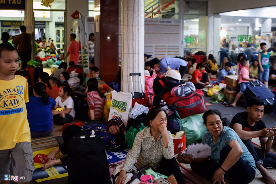 Hầu hết hành khách đều phải nán lại ga, chờ đợi tàu trong nhiều giờ.