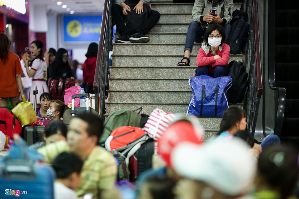 Tại ga Sài Gòn, hành khách tranh thủ ngồi chờ ở bất cứ chỗ nào có thể, từ cổng vào, sảnh ga cho đến lối đi cầu thang. Hầu hết hành khách đều lộ vẻ mệt mỏi trên gương mặt.