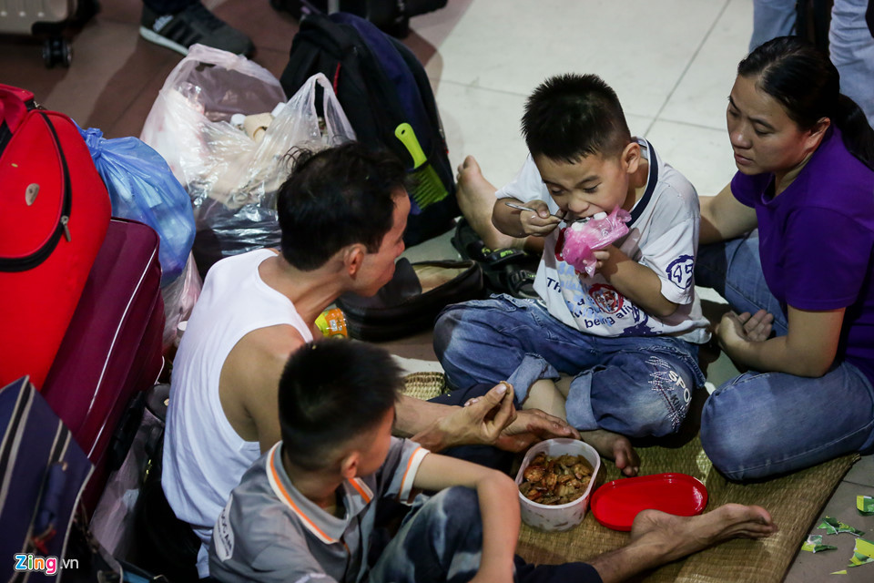 Gia đình anh Nguyễn Xuân Thảo và chị Bùi Thị Liên có vé đi tàu về quê ăn Tết ở Ninh Bình lúc 13h nên từ 12h, anh chị đã có mặt tại ga. Tuy nhiên, chuyến tàu của anh chị bị dời đến 18h, rồi lại bị dời một lần nữa đến 0h. Hơn nửa ngày chờ đợi ở ga khiến cả nhà rất mệt mỏi, rất may có cơm do chị Liên chuẩn bị sẵn nên cả nhà được cứu đói. Anh chị làm công nhân ở quận Tân Bình, mấy năm mới có dịp về quê một lần.