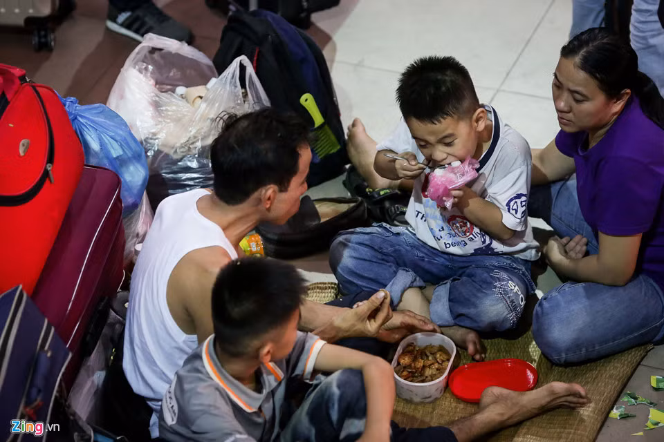 Gia đình anh Nguyễn Xuân Thảo và chị Bùi Thị Liên có vé đi tàu về quê ăn Tết ở Ninh Bình lúc 13h nên từ 12h, anh chị đã có mặt tại ga. Tuy nhiên, chuyến tàu của anh chị bị dời đến 18h, rồi lại bị dời một lần nữa đến 0h. Hơn nửa ngày chờ đợi ở ga khiến cả nhà rất mệt mỏi, rất may có cơm do chị Liên chuẩn bị sẵn nên cả nhà được cứu đói. Anh chị làm công nhân ở quận Tân Bình, mấy năm mới có dịp về quê một lần.