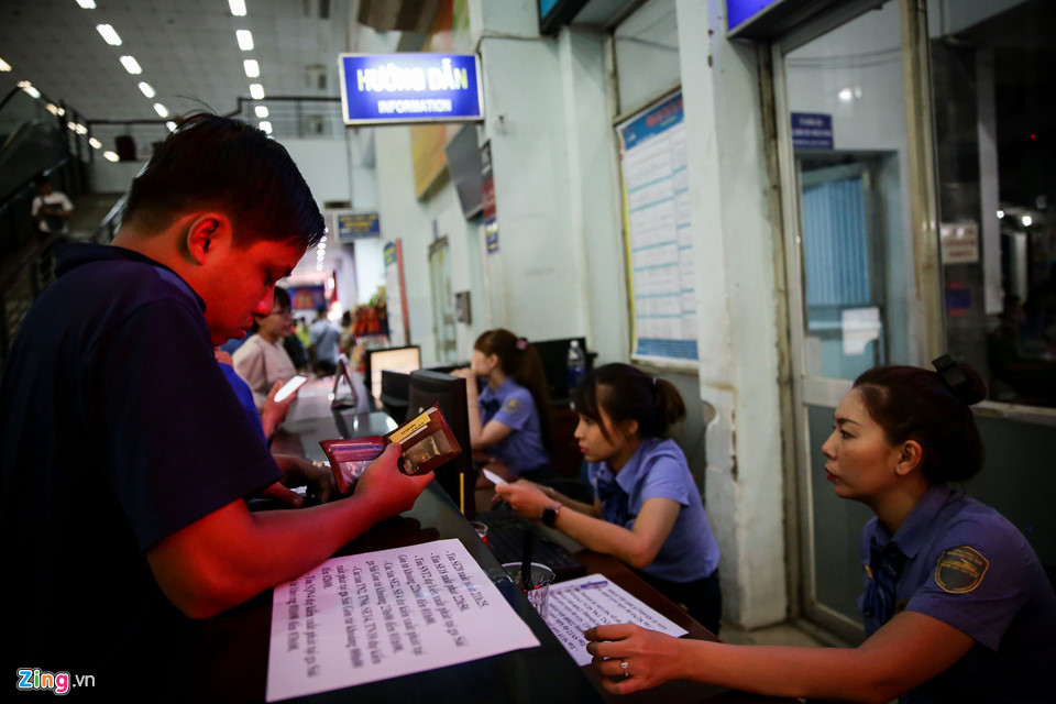 Sự cố dây chuyền này khiến hàng loạt chuyến tàu khởi hành từ Sài Gòn trong buổi chiều tối nay bị hoãn lại. 