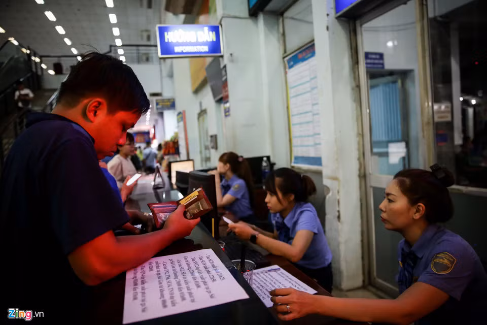 Sự cố dây chuyền này khiến hàng loạt chuyến tàu khởi hành từ Sài Gòn trong buổi chiều tối nay bị hoãn lại. 