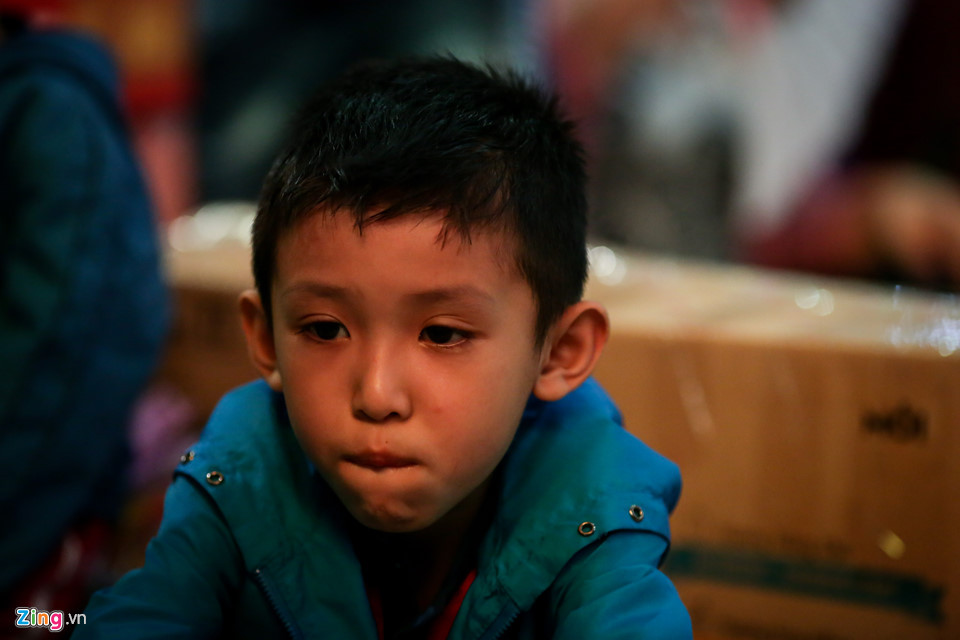 Bé Trần Duy Phát (7 tuổi) lộ vẻ chán nản khi chuyến tàu đưa gia đình bé về quê Bình Định ăn Tết bị lùi đến 3h sáng, trong khi giờ khởi hành đáng ra là 19h.