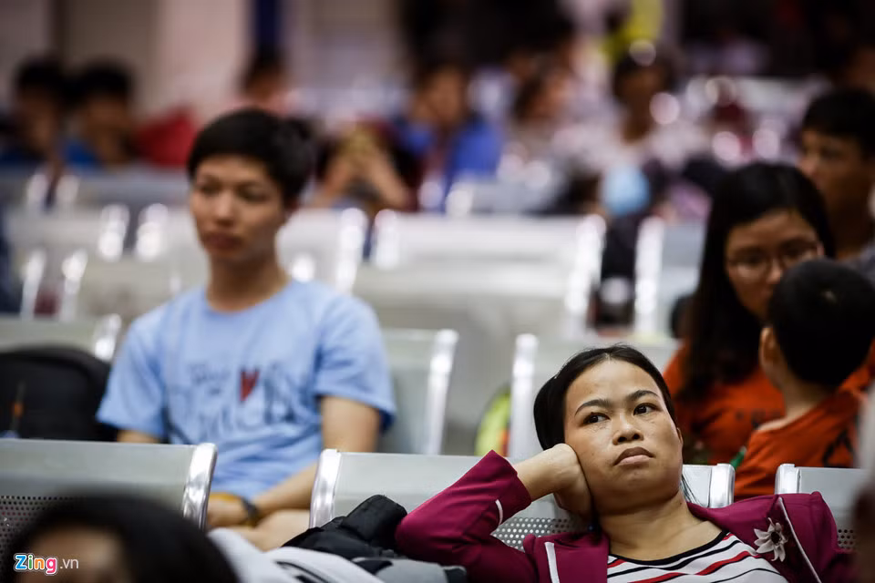 Theo đại diện Công ty cổ phần vận tải Đường sắt Sài Gòn, một số tàu xuất phát tại Ga Sài Gòn ngày 27/1 sẽ chậm giờ, cụ thể: Tàu TN2, TN6 dự kiến xuất phát tại ga Sài Gòn sau 18h00. Tàu SQN4 dự kiến xuất phát tại ga Sài Gòn sau 22h. Các đoàn tàu SE4, SE2, SE20, SE14, SE18, TN10 dự kiến lùi giờ khởi hành. 