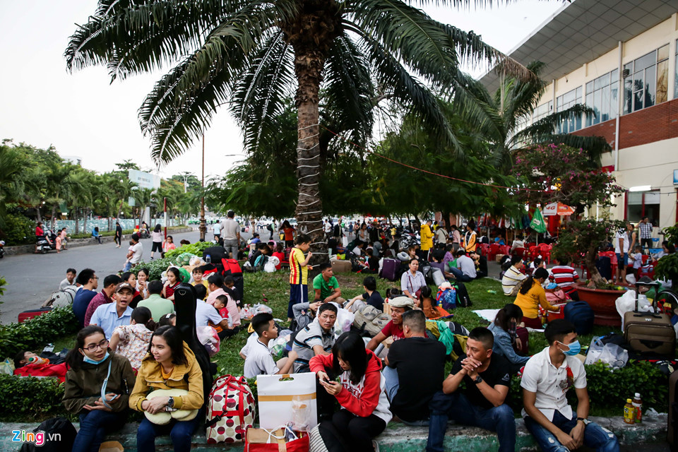 Nguyên nhân sự việc trên do chuyến tàu SE1, khi đi qua địa phận xã Phong Phú, huyện Tuy Phong, Bình Thuận trưa cùng ngày bị trật bánh, khiến tuyến đường sắt Bắc - Nam bị tê liệt nhiều giờ liền. 