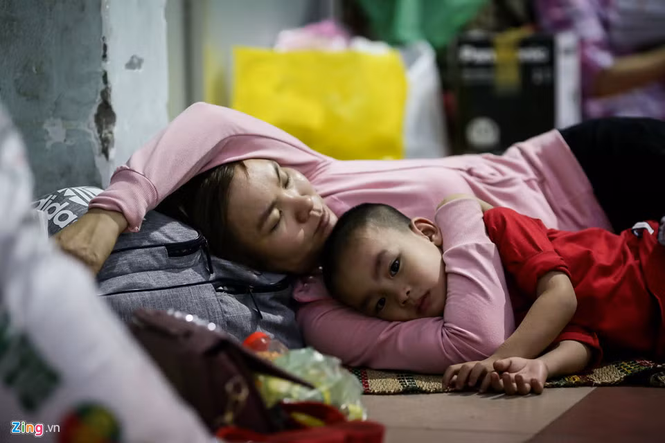 Các em bé, với sức chịu đựng kém, là người bị ảnh hưởng nhiều nhất trong đợt trễ tàu lần này.