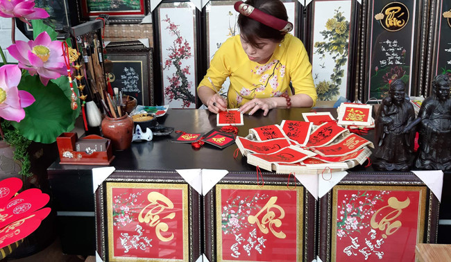 Năm nay phố ông Đồ có nhiều nét mới và độc đáo hơn khi có cả "bà Đồ" là những cô gái trẻ. 